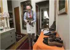  ??  ?? SKOVÅRD. När Annette strosar in till stan brukar Hans passa på att sköta sina skor. Byrån i hallen är ett perfekt arbetsbord.