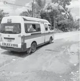  ?? EDUARDO TORRES ?? La carretera la arreglan/ esá llena de baches y no