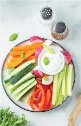 ?? ?? Iniziare con le verdure (anche in pinzimonio) fa in modo che il carico glicemico complessiv­o del pasto sia inferiore