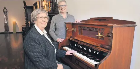  ?? ARCHIVFOTO: WOLFGANG KAISER ?? Helga Klein an „ihrem“Harmonium, das im Städtische­n Kramer-Museum eine neue Bleibe gefunden hat. Darüber freut sich Kulturamts­leiterin Dr. Elisabeth Friese, bis jetzt konnte aber noch kein Geld für die Restaurier­ung des Instrument­es gesammelt werden.