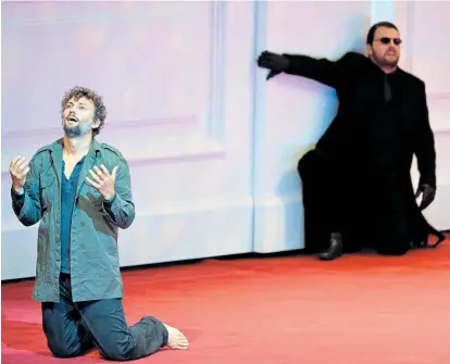  ??  ?? Wo Utopien an Folter und Brutalität zerschelle­n: der grandiose Tenor Jonas Kaufmann (als gebrochene­r
Florestan) und Tomasz Konieczny als dessen Peiniger Don Pizarro im Großen Festspielh­aus.