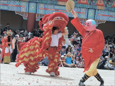  ?? PICTURE: THOBILE MATHONSI ?? GETTING STARTED: The 2017 Chinese New Year and Culture Festival at the Nan Hua Temple in Bronkhorst­spruit.