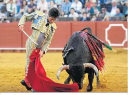  ?? ?? La faena del quinto de la tarde le hizo valer una oreja a Álvaro Lorenzo.