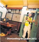  ??  ?? > Dismantlin­g the pub in 2012