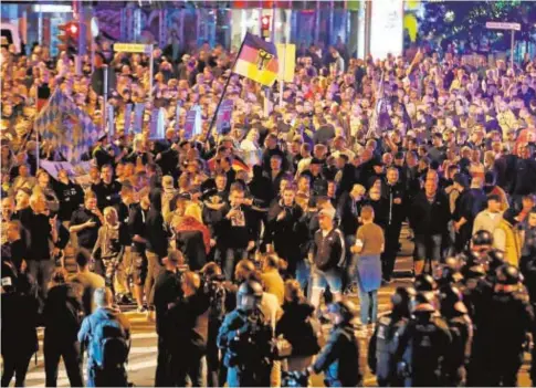  ?? AFP ?? Segundo día de protestas en Chemnitz, al este de Alemania, del movimiento de extrema derecha Pegida