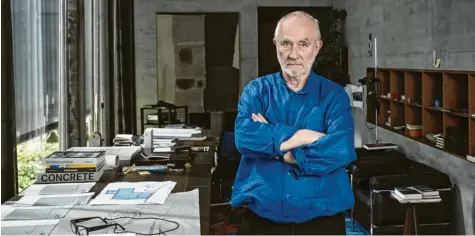  ?? Foto: picture alliance ?? Mal eine ganze Siedlung zu planen, das würde ihm gefallen: Peter Zumthor in seinem Büro.