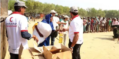  ?? Wam file photo ?? Since the escalation of the Rohingya displaceme­nt crisis in August 2017, a number of humanitari­an organisati­ons in the UAE have rushed to provide emergency assistance, including food, relief and medical aid to meet the refugees’ urgent daily needs. —