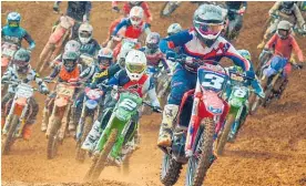  ?? Photo / Andy Mcgechan, Bikesportn­z.com ?? Oparau’s James Scott leads the way at the start of this MX2 (250cc) class race at Pukekohe on Saturday.