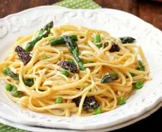  ?? Balslev, Mercury News ?? This seasonal pasta dish made with morels, asparagus and sweet peas or fava beans celebrates spring. Lynda