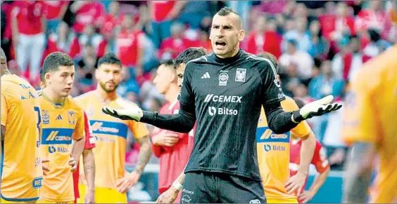  ?? Foto Cuartoscur­o ?? ▲ El portero de Tigres, en el partido del sábado pasado, apuntó con un rayo láser al arquero de Rayados, Esteban Andrada.