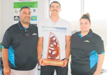  ?? Photo / Supplied ?? Tainui Regional Golf Championsh­ipwinner Herewini Hohepa (centre) with sponsor Gammon Tupaea from All in Scaffoldin­g (AIS) and trophy-sponsor Sommer Gisborne.
