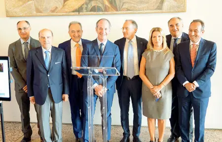  ??  ?? Foto di gruppo Il presidente Luca Zaia circondato dai prefetti (da sin) Sidoti, Guidato, Caterino, Boffi, Lega, Franceschi­elli, Esposito