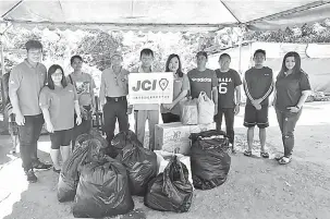  ??  ?? RINGANKAN BEBAN: Eileen (enam kiri) bersama dengan ahli JCI Mandrin Repok yang lain menyampaik­an bantuan kepada mangsa kebakaran Rumah Mandau Sebangkoi Sarikei.