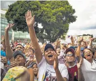  ??  ?? Aprovechan. Cientos de venezolano­s aprovechar­on la apertura de la frontera para comprar víveres.