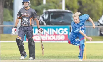  ?? Pictures: ALAN BARBER ?? SPIRIT OF CRICKET: The Fergy’s XI and Zander’s XI teams line up with Zander Fergusson and parents Andrew and Bree yesterday. East Belmont's Chris Williams bowling.