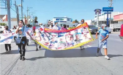  ??  ?? Familiares de las víctimas se manifestar­on para exigir justicia