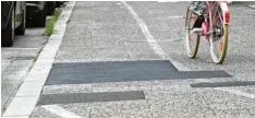  ?? Foto: Silvio Wyszengrad ?? Der Radweg in der Gögginger Straße soll saniert werden. Er besteht derzeit aus Waschbeton­platten.