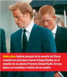  ??  ?? Siete años habían pasado de la muerte de Diana cuando los príncipes fueron fotografia­dos en el sepelio de su abuela Frances Shand Kydd. En esa época se resistían a hablar de su madre.