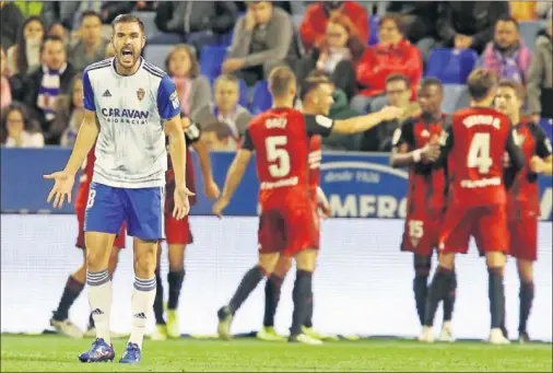  ??  ?? Atienza intenta arengar a sus compañeros tras el segundo gol del Mirandés, obra de Peña, el pasado domingo en La Romareda.