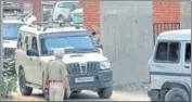  ?? SAMEER SEHGAL/HT ?? The Amritsar police bringing gangster Lawrence Bishnoi to a local court in a bulletproo­f vehicle on Tuesday.