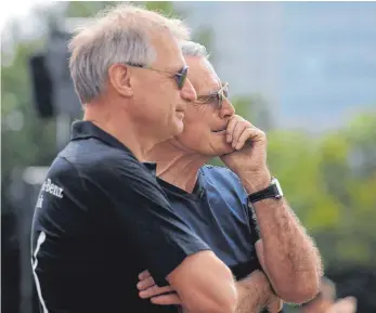  ?? FOTO: IMAGO ?? Penible Beobachter: VfB-Manager Michael Reschke und Präsident Wolfgang Dietrich.