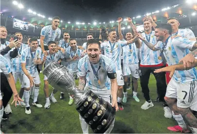  ?? AP ?? Lionel Messi pudo levantar la copa, luego del triunfo de la selección argentina frente a la de Brasil