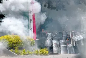  ?? ?? Policías se cubrieron con sus escudos
antimotine­s