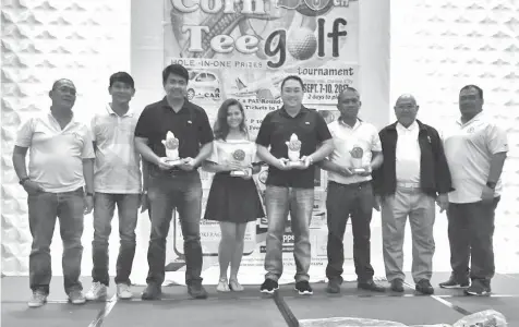  ??  ?? The winning team received their prizes from the board of directors of Club Filipino Incorporad­a de Cebu. The members of the Division A champion team are (from 3rd from left) Andrew Cañete, Angela Mangana, Baltaire Balangauan, and Pio Barandog.