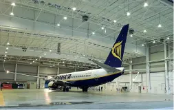  ??  ?? Boeing L’interno dell’hangar «Bergamo 2» inaugurato il 15 novembre. Qui la Seas esegue lavori di manutenzio­ne in esclusiva sugli aerei della flotta Ryanair
