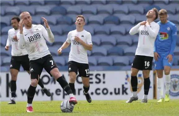  ?? Steve Bond/Pinnacle ?? > Disappoint­ment shows on the faces of the Torquay United players as they are held to a 2-2 draw at Stockport County in the National League