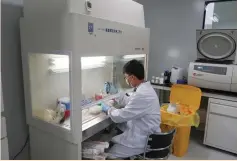  ?? (Adam Jourdan/Reuters) ?? A SCIENTIST works at Zai Lab’s drug-developmen­t facility in Shanghai last week.