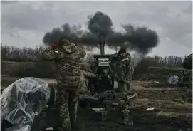  ?? BILD: LIBKOS ?? Ukrainska soldater ger artillerie­ld mot ryska ställninga­r i Bachmut i tisdags.