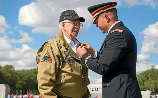  ?? AP ?? World War II veteran Clarence Smoyer, 96, receives the Bronze Star from US Army Major Peter Semanoff at the World War II Memorial in Washington.