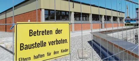  ?? Foto: Barbara Würmseher ?? Eine der größeren Investitio­nen im laufenden Haushaltsj­ahr in Tapfheim betrifft die Sanierung der Sporthalle an der Schule. Dort soll der zweite Bauabschni­tt heuer 700 000 Euro kosten.