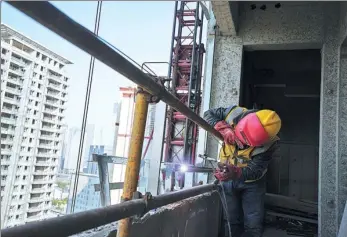  ?? XINHUA ?? A worker at a constructi­on site in Nanjing, capital of Jiangsu province, recently.