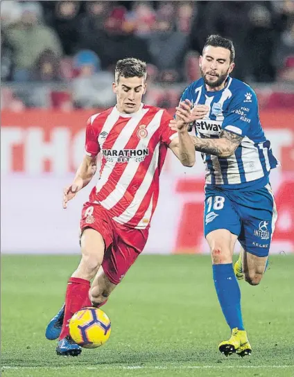  ?? FOTO: PERE PUNTÍ ?? Pere Pons y Borja Bastón disputan el balón durante el Girona-Alavés en Montilivi