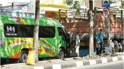  ?? AHMAD KHUSAINI/JAWA POS ?? MERESAHKAN: Dua pemuda meminta uang setelah mengelap kaca mobil dengan menggunaka­n kemoceng di traffic light Pegirian kemarin.