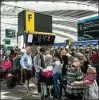  ??  ?? Warteschla­ngen am Sonntag in Heathrow. Foto: Jack Taylor