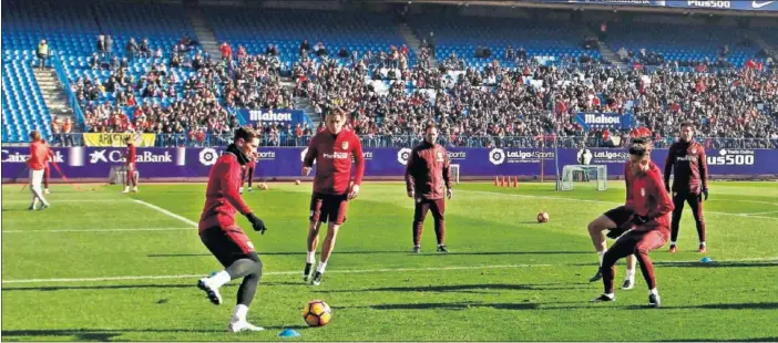  ??  ?? EL CALOR DE LA AFICIÓN. El Atlético se entrenó ayer durante una hora ante la mirada de casi 5.000 personas que asistieron a la jornada de puertas abiertas en el Calderón.