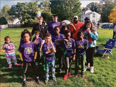  ?? Harry Bell / Contribute­d photo ?? Bridgeport native Harry Bell created an after-school program at the Trumbull Gardens Multi-Purpose Center on 714 Trumbull Ave. through The Color A Positive Thought, a nonprofit organizati­on.