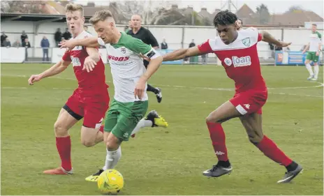  ?? PICTURE BY DARREN CRISP ?? Mason Walsh looks for a way past the Leatherhea­d defence