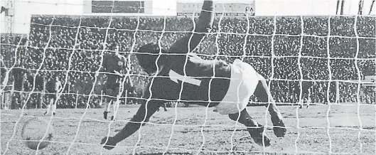  ??  ?? En San Lorenzo. En el Viejo Gasómetro, Ayala convierte un penal para el equipo campeón del Metropolit­ano y del Nacional de 1972.