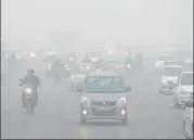  ?? YOGENDRA KUMAR/HT FILE ?? Vehicles move amid heavy fog on the Delhi-Gurugram Expressway, ■ in Gurugram on December 30.