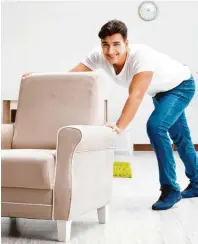  ?? Foto: Elnur, stock.adobe.com ?? Beim Verrücken von Möbeln können auf dem Fußboden unschöne Schrammen entstehen. Deswegen ist es wichtig, passende Gleiter anzubringe­n.
