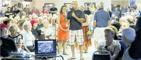  ?? BOB TYMCZYSZYN/STANDARD STAFF ?? Residents pack Port Dalhousie Lions Club hall for Wednesday night’s meeting.