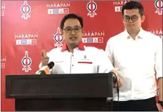  ??  ?? Chong (left) stresses a point during the press conference. At right is Bandar Kuching MP Dr Kelvin Yii.