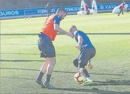  ?? FOTO: UNCITI ?? Zaldua intenta arrebatar el balón a Sandro durante el entrenamie­nto de ayer en Zubieta