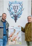  ?? Foto: Koch ?? Helmut Jaumann, Vorsitzend­er der Kreisjäger­vereinigun­g Dillingen (rechts) überreicht­e Marc Koch, Bereichsle­iter Forsten am Amt für Ernährung, Land wirtschaft und Forsten Wertingen den Schulkalen­der 2018.