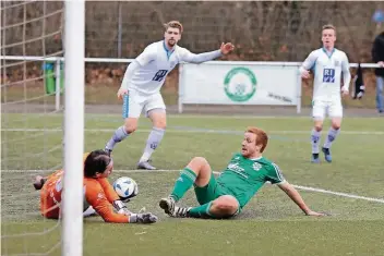  ?? FOTO: T. LAMMERTZ ?? Bodenkampf zwischen Düsseldorf­s Keeper Alexander von Ameln und des aufgerückt­en Simon Kuschel, der in dieser Szene auch im zweiten Anlauf das Nachsehen hat.