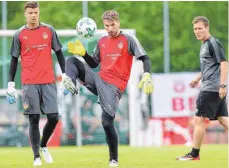  ?? FOTO: IMAGO ?? Besser am Ball: Auch wegen seiner fußballeri­schen Fähigkeite­n dürfte der neue VfB-Torhüter Ron-Robert Zieler (Mitte) wohl zügig Amtsinhabe­r Mitchell Langerak (links) verdrängen.